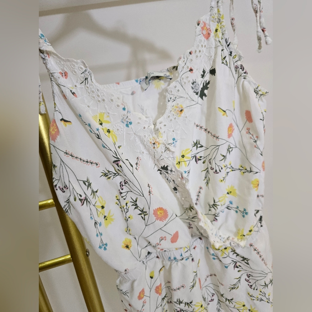 Women’s White Floral Romper - Lightweight Summer Jumpsuit Medium - Picture 7 of 13